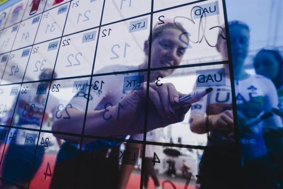 起初是挤在, 国际三人篮